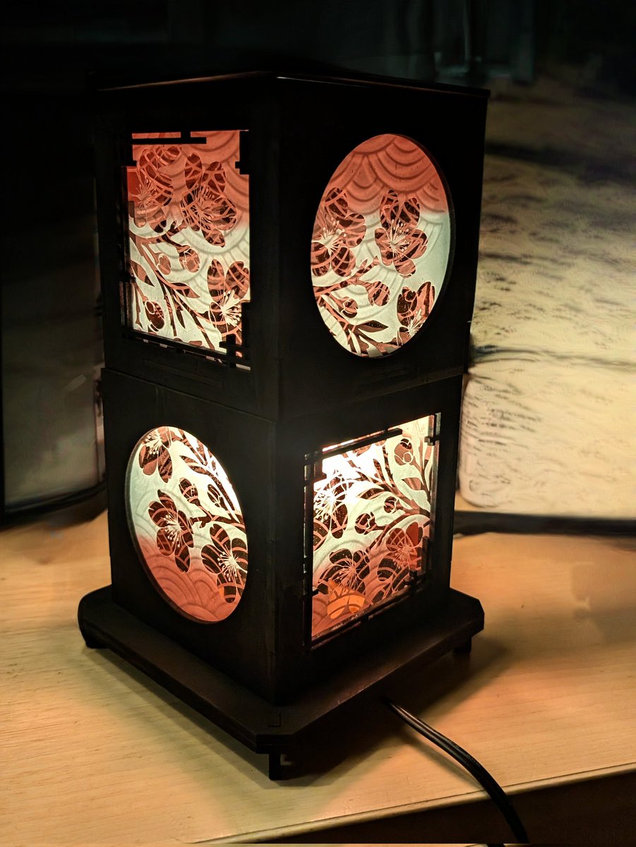 ホテル雅叙園東京で開催中の、
和のあかり×百段階段2025

に、今年も出させてもらってます〜。
毎年通ってた和のあかりに、自分が出させてもらってるなんて、もう3回目だけど未だに実感ない💦

ミュージアムショップに、完売していた彼岸花の二段行灯や、彼岸花の行灯を追納しました。