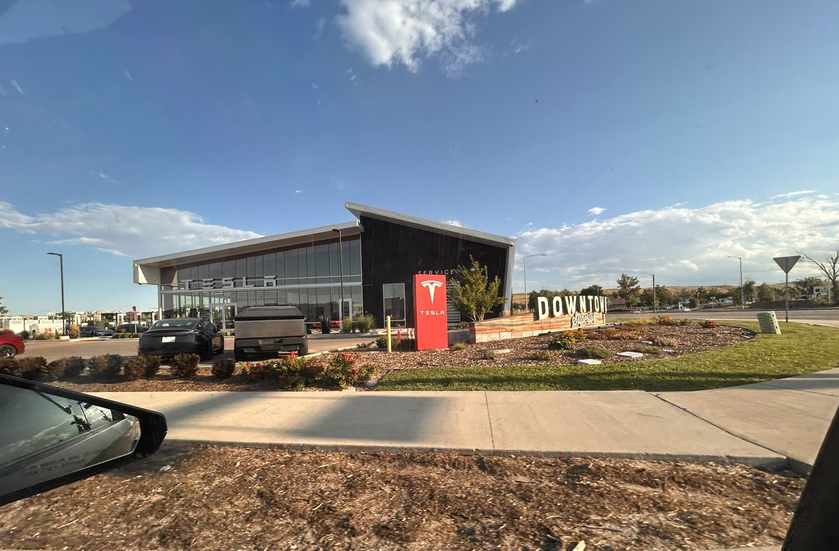 Nice looking Tesla store and supercharging stop 💚

<a href="/Tesla/">Tesla</a> <a href="/TeslaCharging/">Tesla Charging</a>