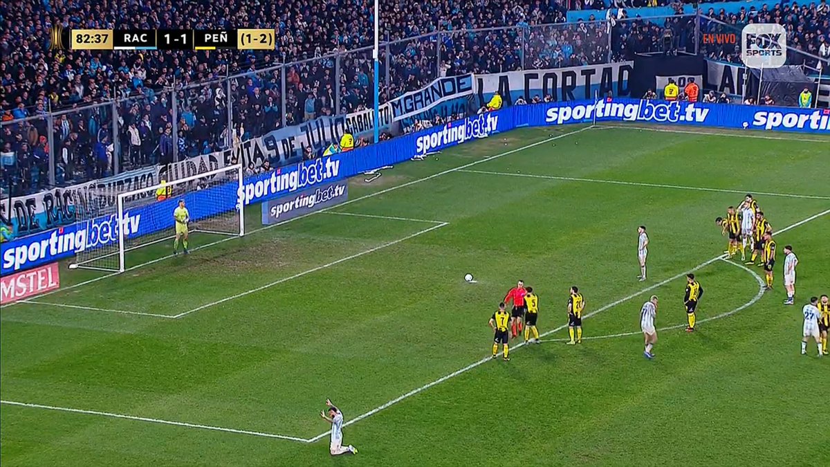 Jajaja de verdad: qué hacía Duván Vergara rezando y no atento a un posible rebote. Es increíble jaja.