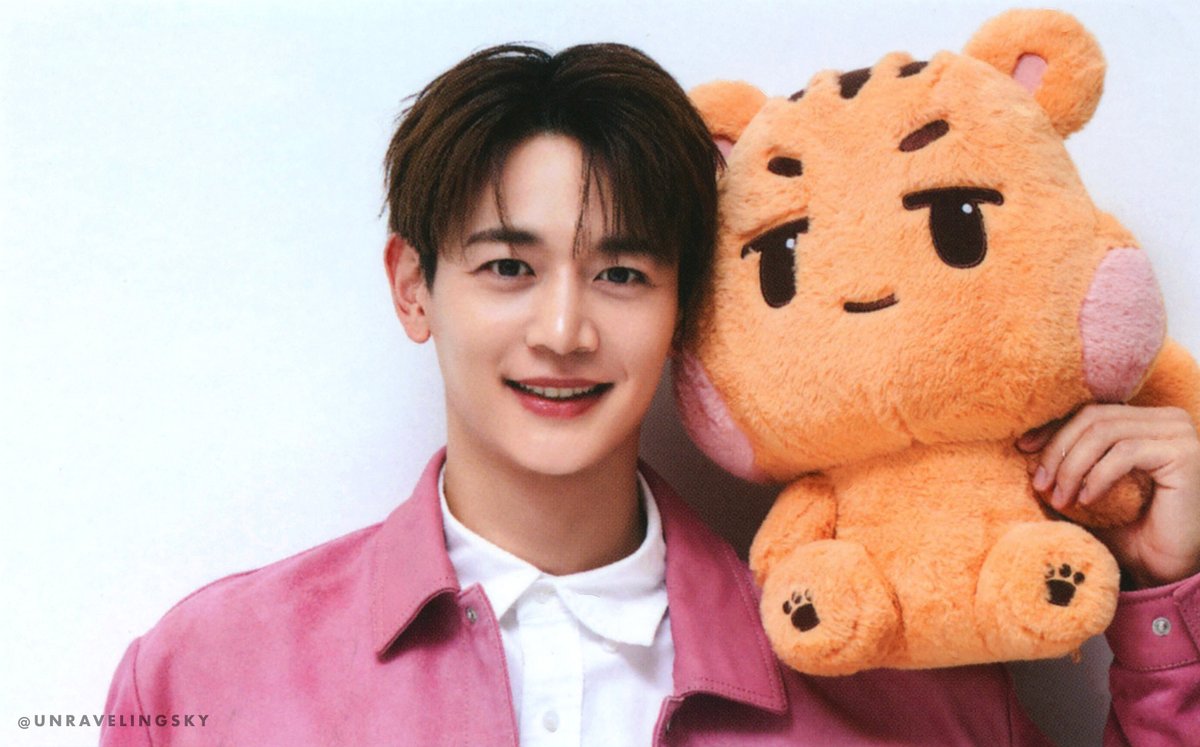 unravelingsky's tweet photo. [HQ SCANS] #SHINee E.S.S.A.Y. MD including card covers, photo sets, and random trading cards. Plus Taemin photocards for the bag, light, and shirt.

Watermaked in thread for online use. Non-watermarked for personal use download here: 🔗https://t.co/tIiL54fjvJ

#TAEMIN #태민 #KEY #키 #MINHO #민호 #ONEW #온유 #SHINee #샤이니