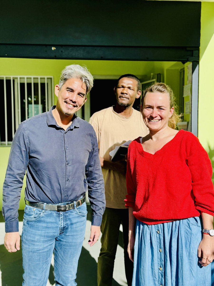 J’ai pris part à une remise de colis alimentaires. Ce sont surtout des regards, des sourires et des paroles échangées qui m’ont marqué. Ces moments rappellent que la solidarité est faite de gestes simples et humains.
#solidarite #entraide #saintdenis974 #lasource #humanité