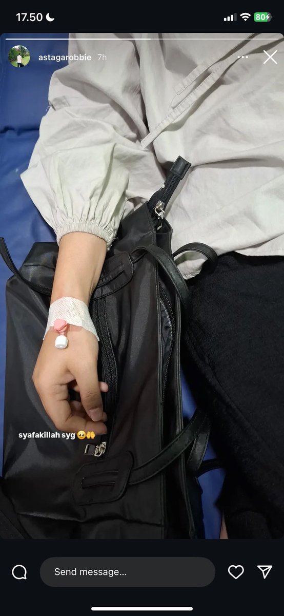 notfound_zzzz's tweet photo. mau bilang makasih sama cowo akuu yang siap sediaa nemenin aku sakit, nganter ke rs bolak balik, ngurusin adm dll, tiap hari dia bolak balik ke rs pagi pagi buat nemenin, pas aku masuk igd dia nangis gakuat liat akuuu ktnya😭🫶🫶🫶🫶 masyaallah https://t.co/OQ2IXI9De1