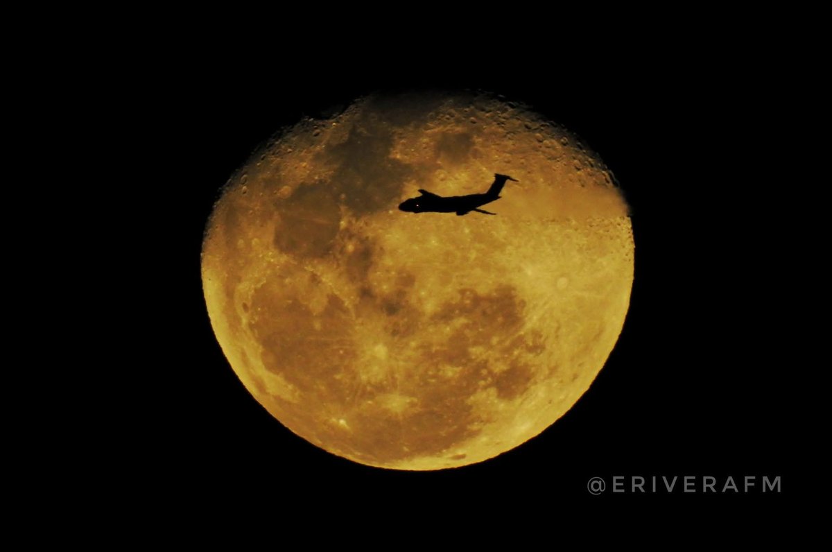 assal_sv's tweet photo. La foto que todo spotter quiere.
Fotografía de @eriverafm
#spotter #moon #moonplane #planemoon #spotters #avgeek #avgeeks #planespotting #planespotter #usaf #c5galaxy https://t.co/WqPtPkhGeY