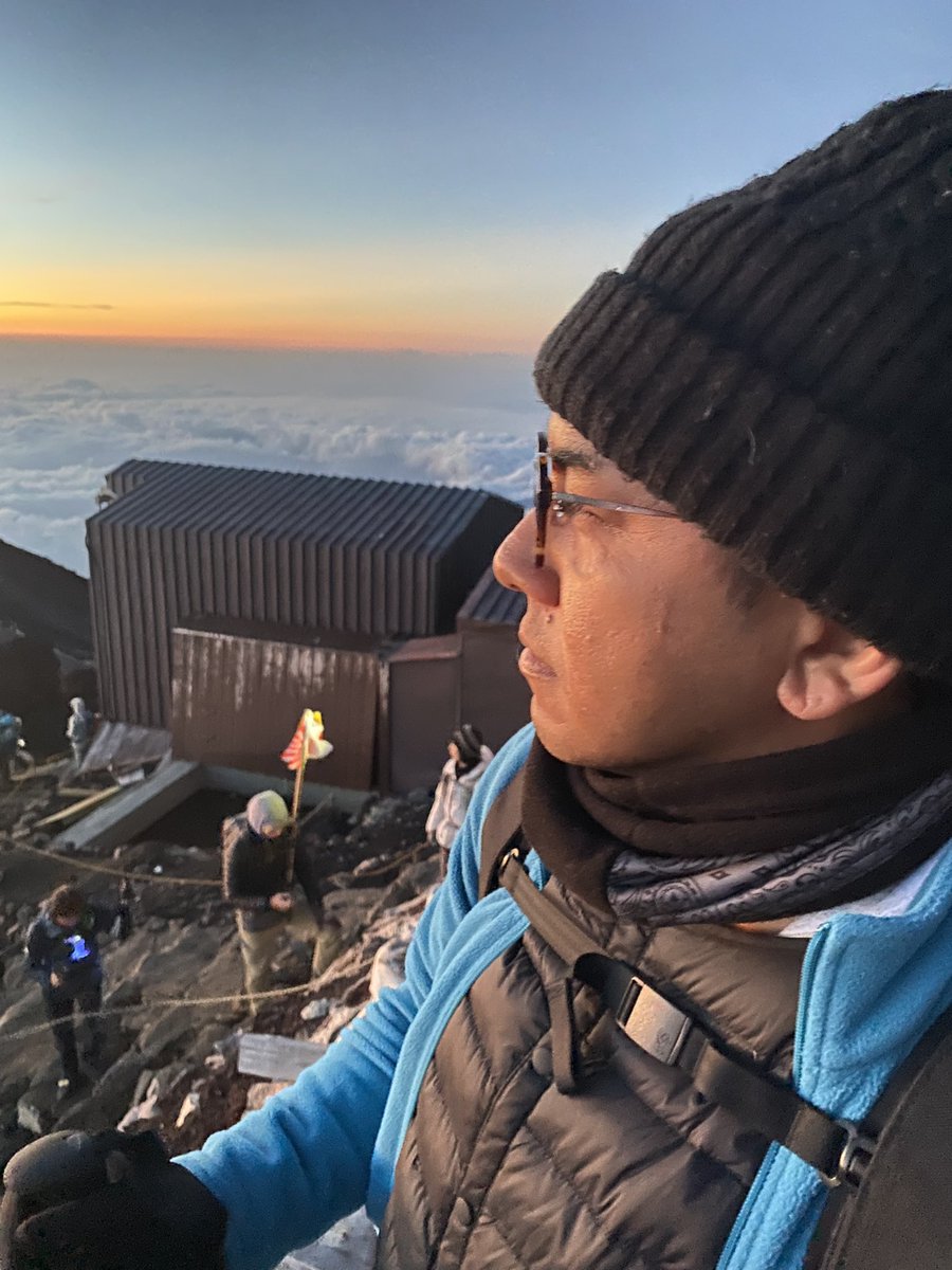 富士山御来光。
無事に誰も怪我もなく下山しました。
御来光を見ている渋すぎるLLRの伊藤の写真もどーぞ。