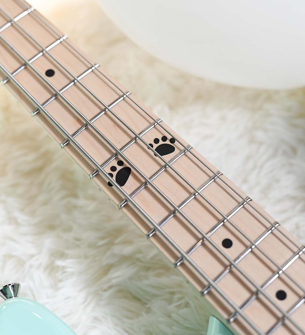 🐼ちいぱんシグネチャーモデル🐼
WJB-CHIIPAN発売決定🎉✨️

「小柄で手の小さいプレイヤーやエントリークラスのユーザーにもおすすめできるベース」がコンセプト💡

33インチスケールやステンレスフレット＆ヒールレスカットで快適な演奏を実現！🎀

詳細や特設ページは来週公開☑

#BacchusNewModel