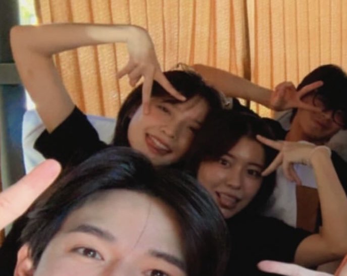 My1Riruri's tweet image. รักง่ะ ปีนี้พี่แจนก็นั่งข้างไซซีเหมือนเดิม🥺 คิดถึงซิสซี่เลยยย
2024 2025
#GMMTVOuting2025 #Janhae #ciizezphr
#SIZZYGirlGroup