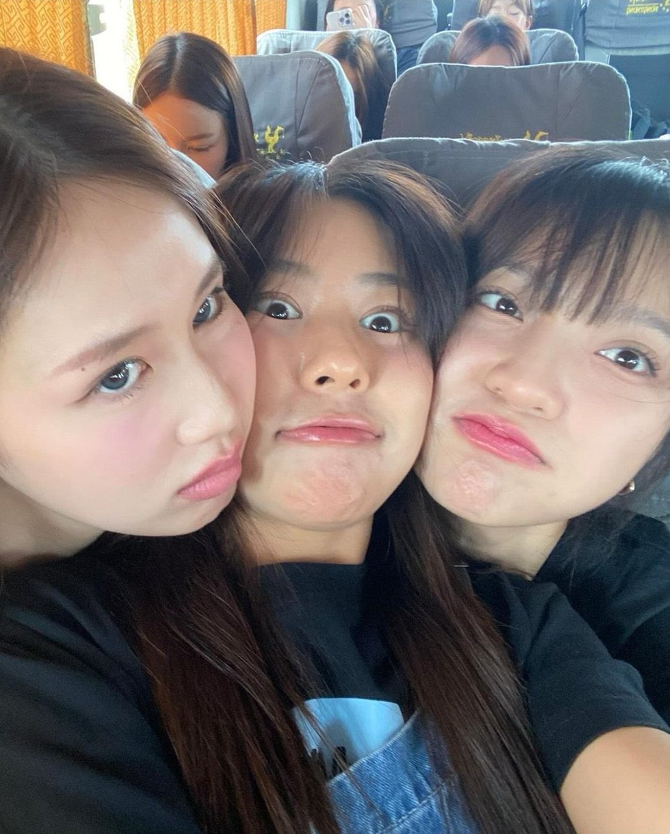 My1Riruri's tweet image. รักง่ะ ปีนี้พี่แจนก็นั่งข้างไซซีเหมือนเดิม🥺 คิดถึงซิสซี่เลยยย
2024 2025
#GMMTVOuting2025 #Janhae #ciizezphr
#SIZZYGirlGroup