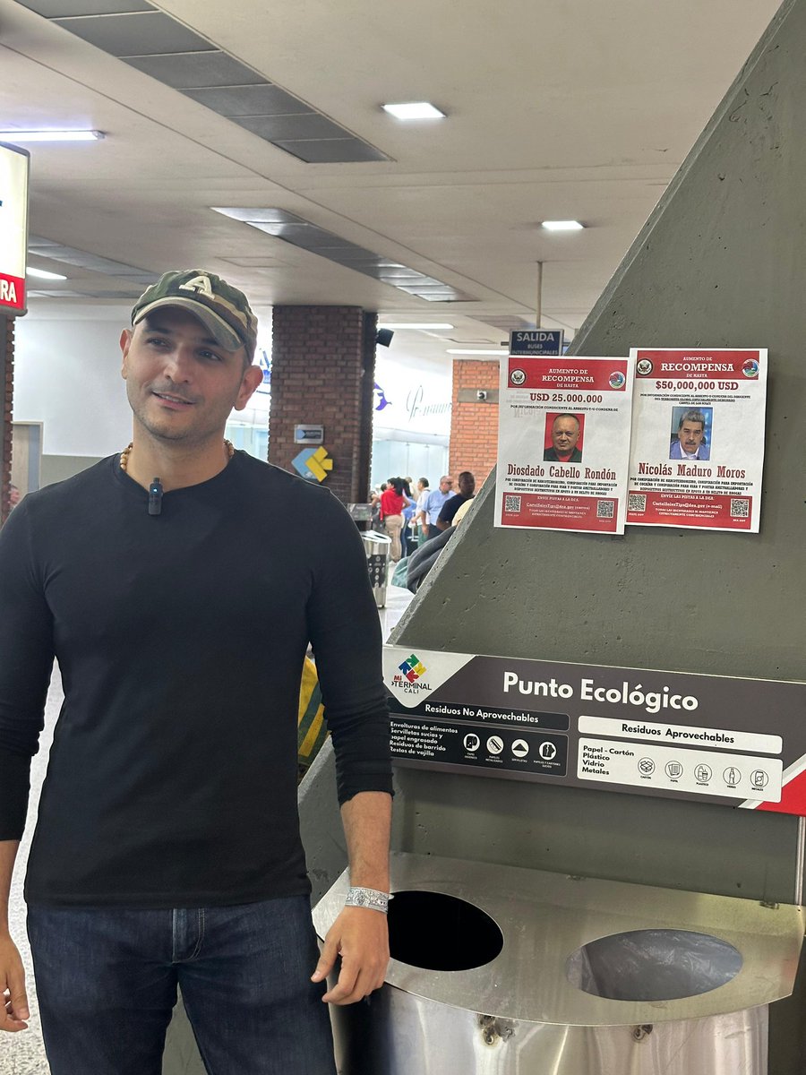 Acabo de poner afiches de recompensa por Maduro y Diosdado Cabello en la terminal de Cali.

Vivos o muertos 

Que el mundo lo difunda