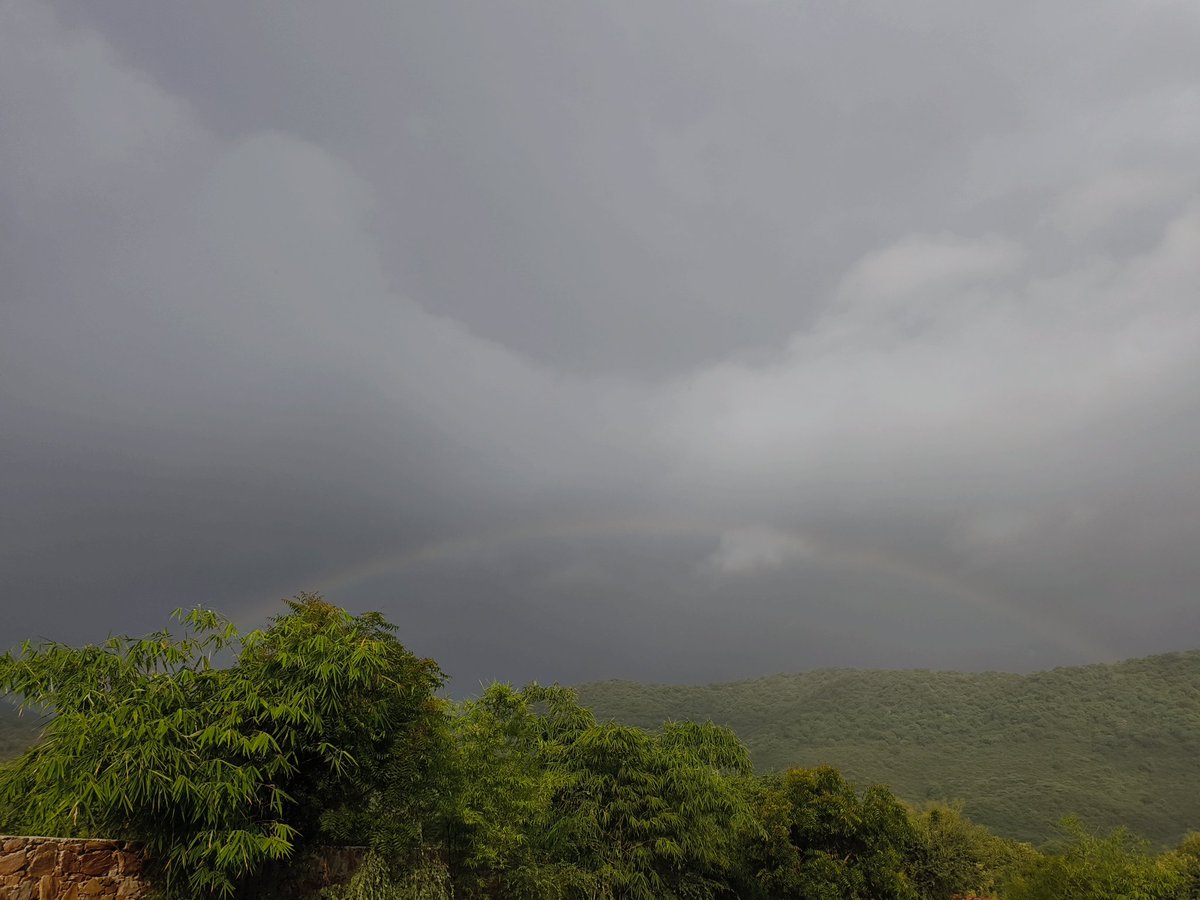 सुबह की मीठी धूप मे 
हलकी बारिश 
चमकते पेड़ पोड़े 
और फिर तेरा दिख जाना 
सुकून है सुकून है सुकून है 😍
#MorningRainbow🌈