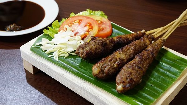 Coba juga Sate Buntelnya kalau ke Sate Tegal Marem guys!
Dagingnya lumer banget..