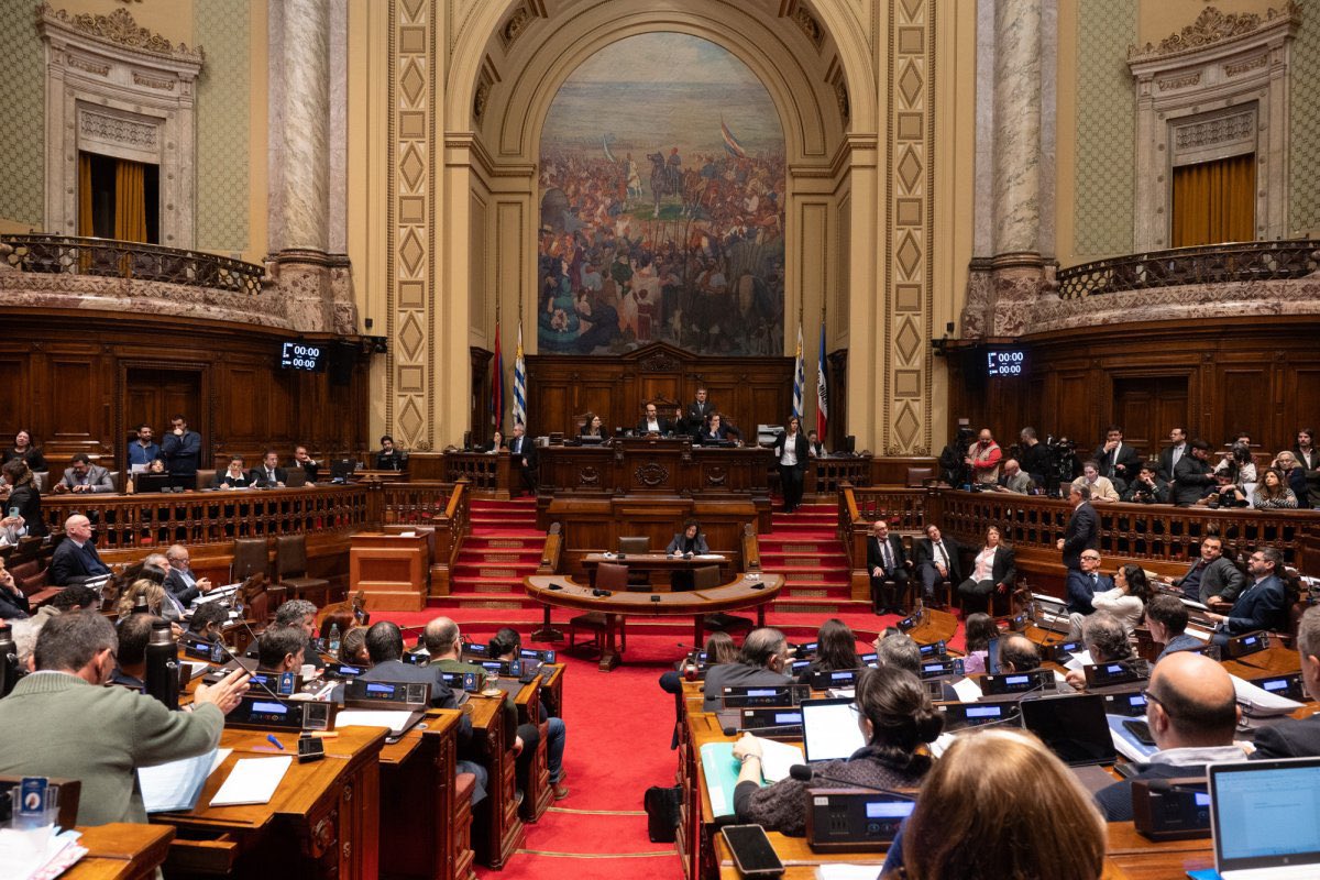 🚨 Interpelación al ministro de Ambiente.
El diputado colorado <a href="/Wcervini/">Walter Cervini</a> encabezó en el Parlamento la interpelación por la cancelación del Proyecto Neptuno.
Nuestro compromiso es claro: defender la transparencia en la gestión del agua y garantizar soluciones sostenibles para los