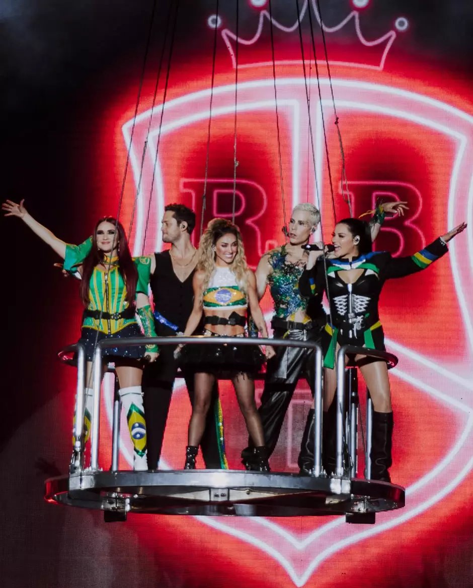 rbdmaniaco's tweet photo. Andres Tovar Entra em defesa de Maite Perroni e fala sobre o RBD: 

"Maite ama o RBD, ama a música do RBD e os fãs do RBD. Mas em um projeto que envolva abuso, roubos e maus-tratos, ela não vai participar, porque seus valores estão acima do dinheiro — ainda que isso signifique perder um projeto que ama e ao qual tem direito por fazer parte".