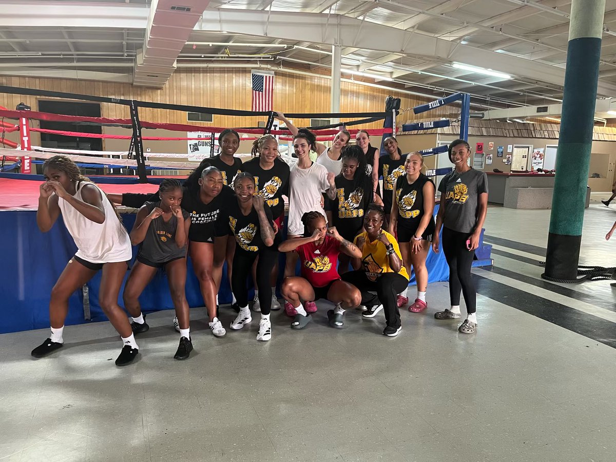 The Lady Lions gave back through community service at Friendship Aspire Academy &amp; Jefferson County Habitat for Humanity, came together in worship at St. Mark Baptist Church in Little Rock, &amp; finished with a boxing class at Gloves not Guns focused on discipline &amp; team bonding. 💛