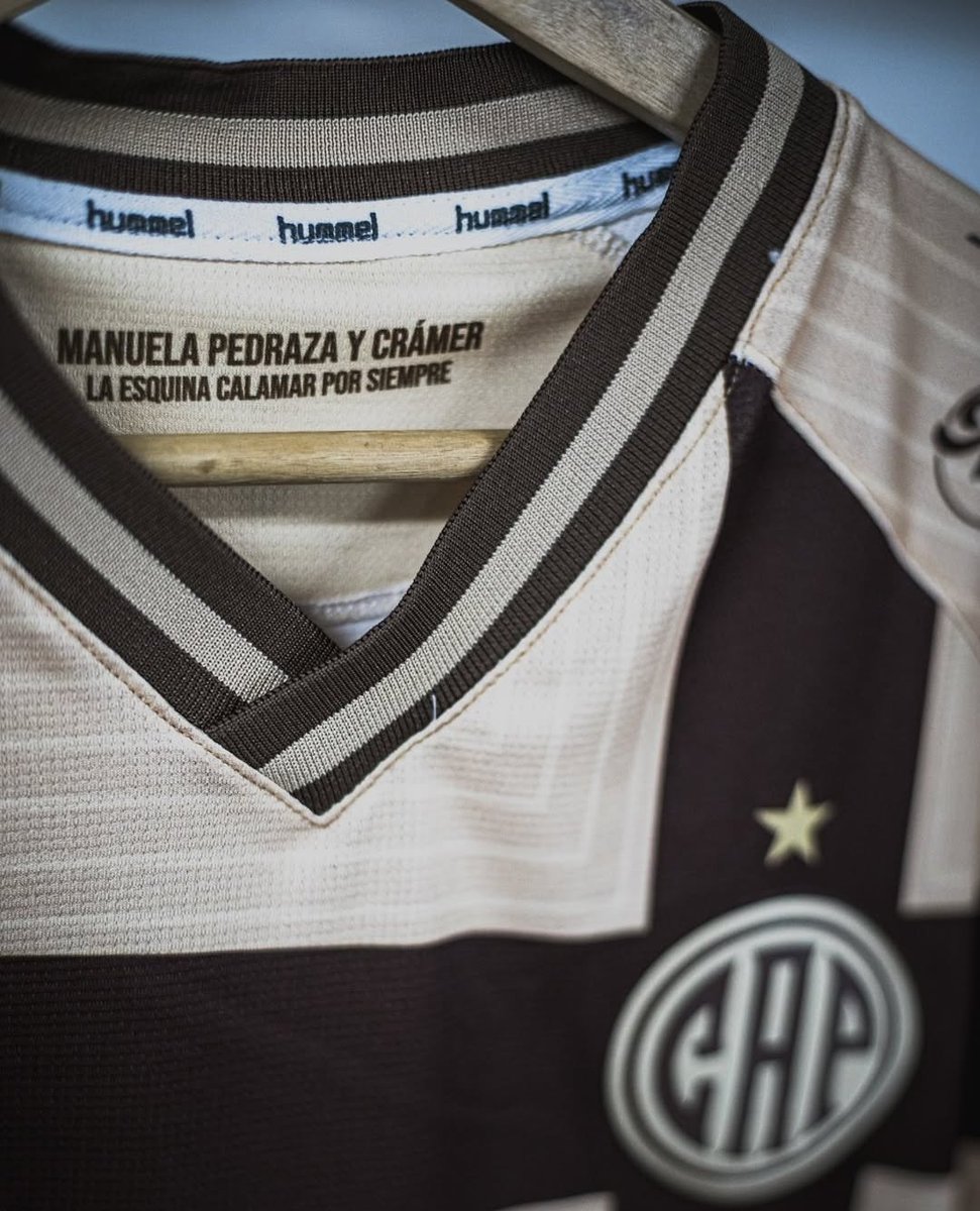 💥 ¡𝐒𝐮𝐛𝐚𝐬𝐭𝐚 𝐂𝐚𝐥𝐚𝐦𝐚𝐫! 🦑

¿Querés una de las camisetas utilizada en la victoria ante San Lorenzo? Las casacas de varios protagonistas están esperando 😉

⚠️ Sólo socios/as.

👨‍⚖️¡Ingresá al link y comenzá a pujar! 👉 platensemania.com.ar/categoria/suba… 💻

#SiemprePlatense🤎🤍