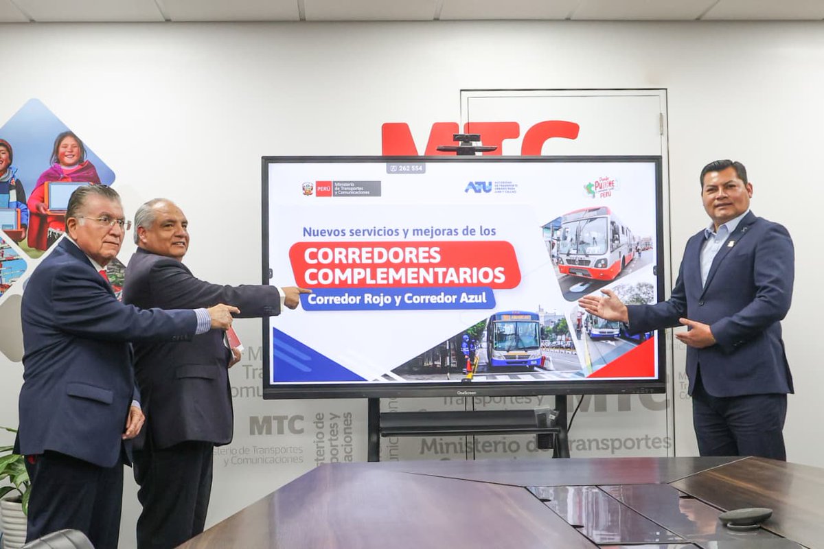 MTC_GobPeru's tweet photo. 📌 Millones de limeños se beneficiarán con la modernización y ampliación de rutas de los corredores complementarios. El titular del #MTC, César Sandoval, anunció la incorporación de 35 buses a gas natural en los corredores Azul y Rojo, lo que permitirá llevar el servicio hasta Manchay. Además, los usuarios podrán realizar recargas a través de la plataforma de pago Plin.

🚌 Asimismo, se dio a conocer que habrá un nuevo alimentador desde el Callao hasta el Aeropuerto Internacional Jorge Chávez. También se tiene previsto inaugurar un moderno centro de control y gestión de flota, que permitirá monitorear en tiempo real los corredores y garantizar una respuesta inmediata ante emergencias.

🚍 El ministro César Sandoval anunció que el Corredor Amarillo volverá en 2026 con 92 buses articulados a gas natural para conectar Surco con San Martín de Porres. “La informalidad en el transporte tiene los días contados. Estamos trabajando para brindar más seguridad e innovar el servicio con nuestro piloto de paradero inteligente en Javier Prado con Aviación”, recalcó.