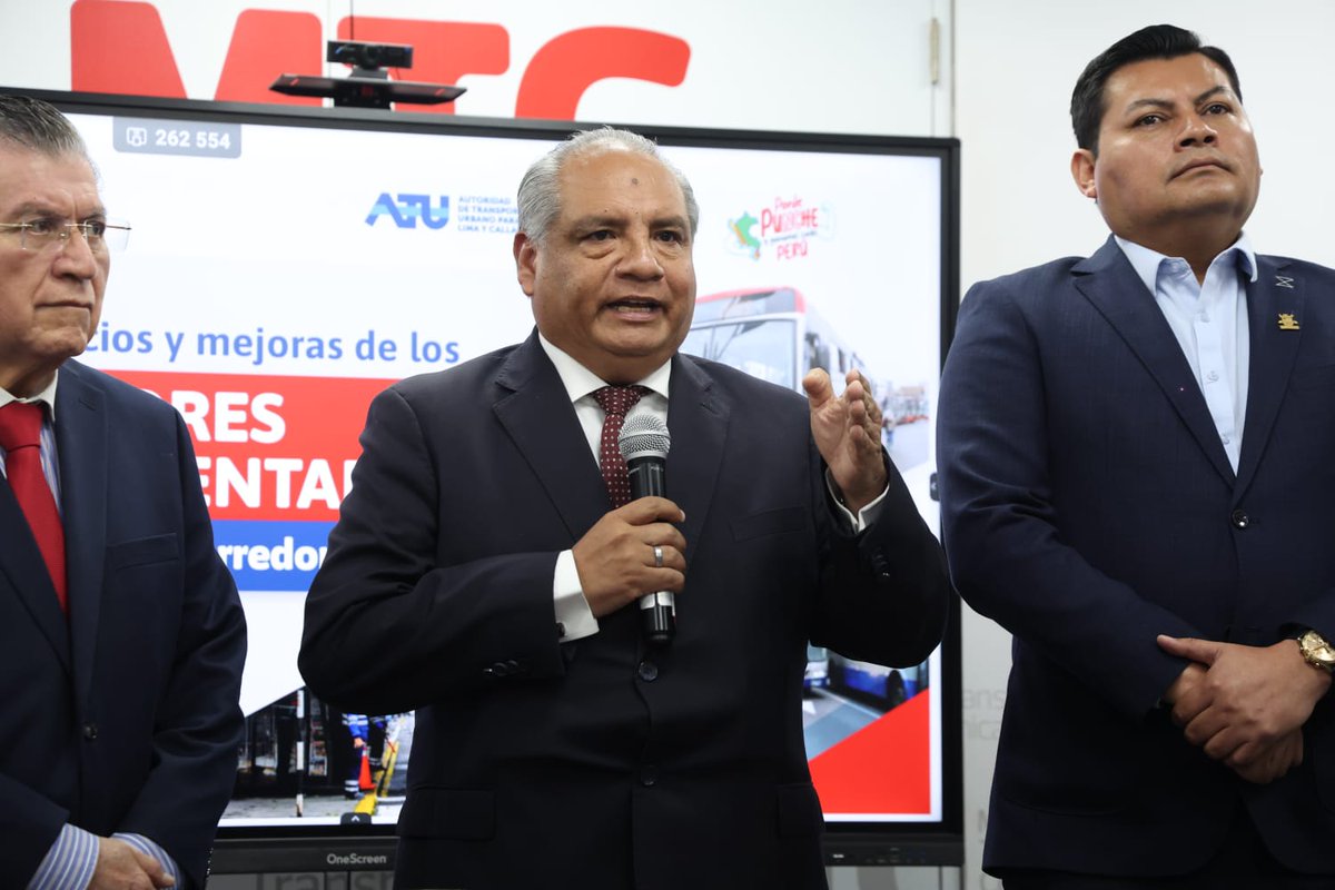 MTC_GobPeru's tweet photo. 📌 Millones de limeños se beneficiarán con la modernización y ampliación de rutas de los corredores complementarios. El titular del #MTC, César Sandoval, anunció la incorporación de 35 buses a gas natural en los corredores Azul y Rojo, lo que permitirá llevar el servicio hasta Manchay. Además, los usuarios podrán realizar recargas a través de la plataforma de pago Plin.

🚌 Asimismo, se dio a conocer que habrá un nuevo alimentador desde el Callao hasta el Aeropuerto Internacional Jorge Chávez. También se tiene previsto inaugurar un moderno centro de control y gestión de flota, que permitirá monitorear en tiempo real los corredores y garantizar una respuesta inmediata ante emergencias.

🚍 El ministro César Sandoval anunció que el Corredor Amarillo volverá en 2026 con 92 buses articulados a gas natural para conectar Surco con San Martín de Porres. “La informalidad en el transporte tiene los días contados. Estamos trabajando para brindar más seguridad e innovar el servicio con nuestro piloto de paradero inteligente en Javier Prado con Aviación”, recalcó.