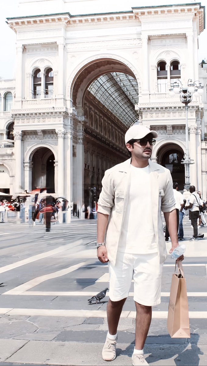 يسير منصور ال زايد في قلب إيطاليا بثبات البدوي المتحضر؛
إطلالة تنسج من الأصالة والرقي مزيجًا فريدًا؛ ومبدؤه لا ينفصل عن فخامة ذوقه👑
شاب موثوق كـ وعد الحُر؛ مؤثر بحضوره وليس بضجيج الكلام.. صوته في مواقع التواصل: صدى للقيم والأخلاق، وقلبه الأبيض يسبق خطاه🤍
#منصور_ال_زايد