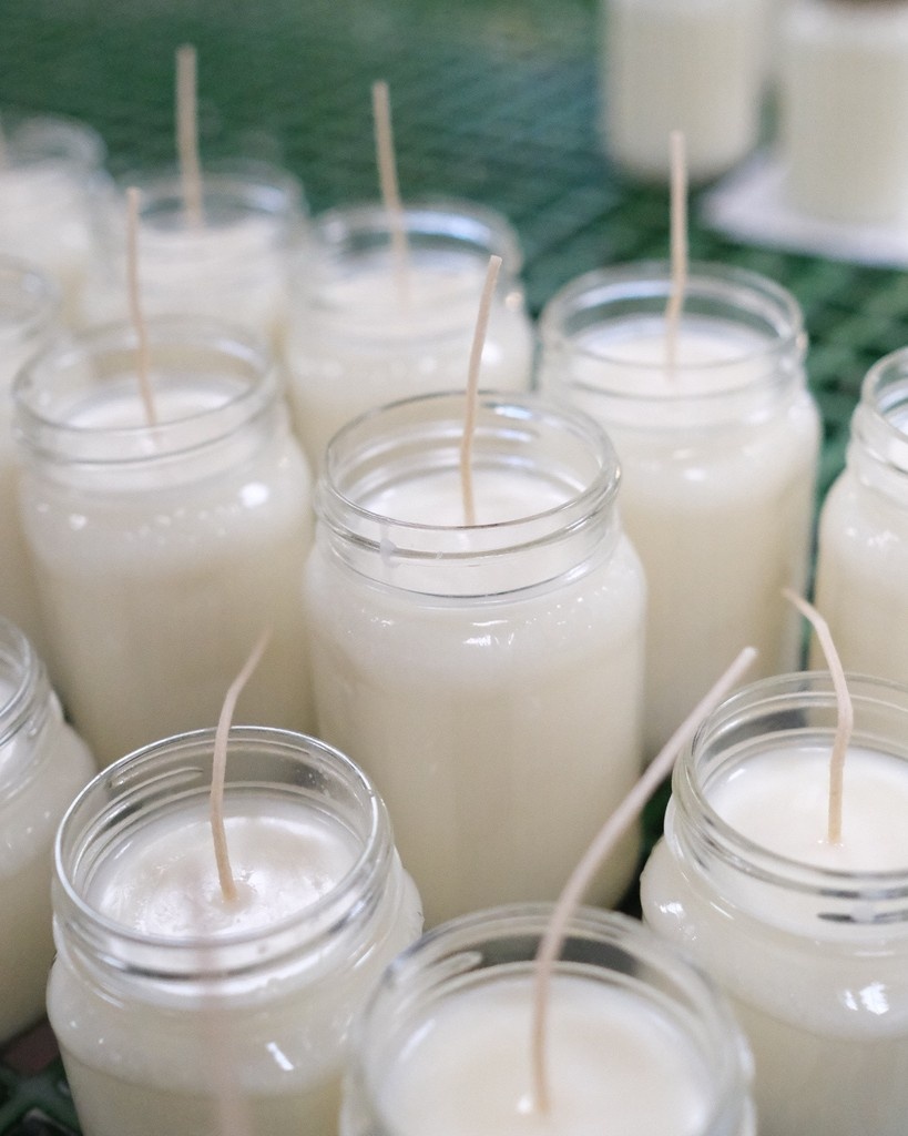 Candlelight has a way of slowing time—softly flickering, gently filling the room with warmth, and making even the simplest moments feel special. 🕯️ #candlescreatingchange #candleshop #doorcounty #travelwi #travelwisconsin #doorcountywisconsin #handpouredcandle