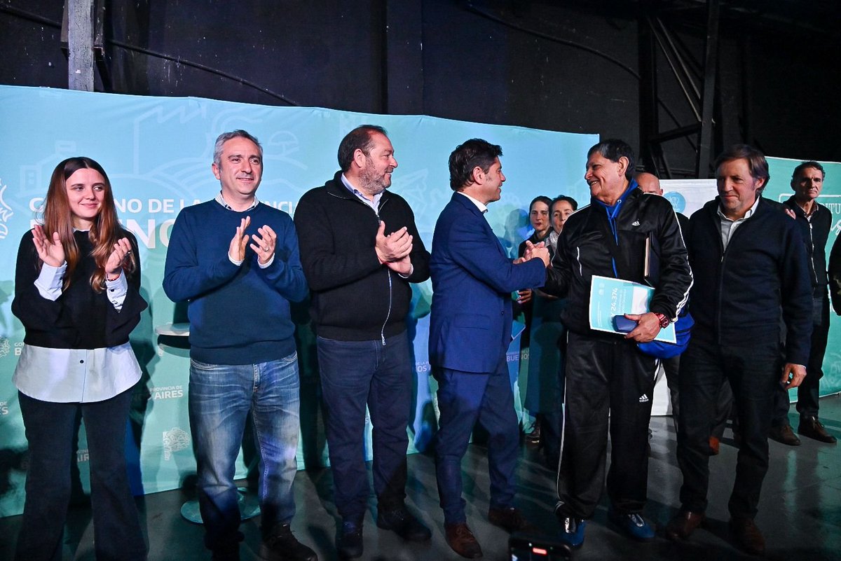 Lauro Grande 🇦🇷✌️🐧☀️❤️ (@laurogrande) on Twitter photo En San Miguel, participamos de la entrega de escrituras encabezada por el Gobernador <a href="/Kicillofok/">Axel Kicillof</a> , junto a <a href="/larroqueandres/">Andrés Larroque</a>
, <a href="/Srefidanza/">Santiago Fidanza</a> y <a href="/BMeglia/">Bernarda Meglia</a> 🇦🇷
El Estado Provincial al servicio de la Comunidad, en cada uno de los 135 municipios bonaerenses #SumarFuerzas 🗳 #FuerzaPatria En San Miguel, participamos de la entrega de escrituras encabezada por el Gobernador <a href="/Kicillofok/">Axel Kicillof</a> , junto a <a href="/larroqueandres/">Andrés Larroque</a>
, <a href="/Srefidanza/">Santiago Fidanza</a> y <a href="/BMeglia/">Bernarda Meglia</a> 🇦🇷
El Estado Provincial al servicio de la Comunidad, en cada uno de los 135 municipios bonaerenses #SumarFuerzas 🗳 #FuerzaPatria