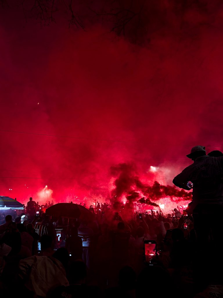 SÃO PAULO FUTEBOL CLUBE 

O uso de pirotecnia por parte da torcida respeita o perímetro determinado pela CONMEBOL.

#GloriaEterna
#VamosSãoPaulo 🇾🇪