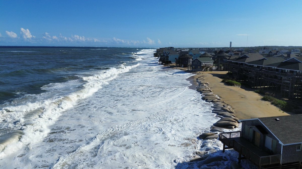 Best summary of #OBX impacts from Hurricane Erin here 👇
youtu.be/RoxFkNtK_Ao?t=…

Large swells + long period = major dune and shoreline impact

Don't remember another hurricane like this, on this path. Surfers might love it but oceanfront owners and NC DOT about to hate it.