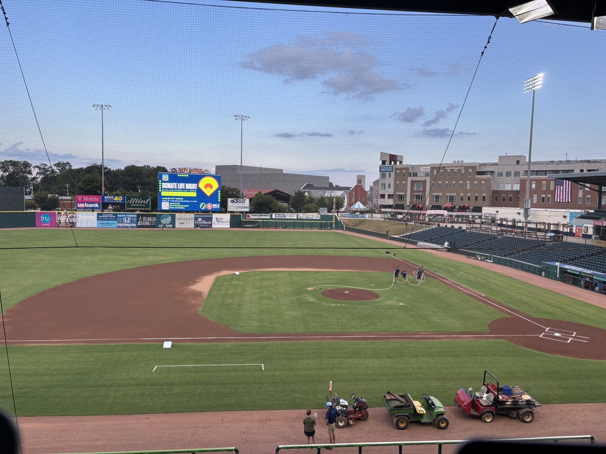 The <a href="/BGHotRods/">Bowling Green Hot Rods</a> are back at home as they look to snap a season-high five-game losing streak. They face the <a href="/GSOHoppers/">Greensboro Grasshoppers</a>, who sport the best record in full-season MiLB at 79-34. I’ll have pregame at 6:20 and first pitch at 6:35 w/<a href="/RileyEdwardsPxP/">Riley Edwards</a>!

📻: milb.com/bowling-green/…