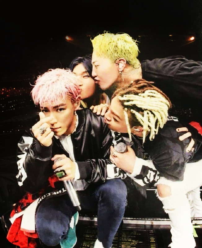 VIPUNIAO's tweet photo. [#GAME] Para celebrar o 19º aniversário do #BIGBANG, que tal recapitularmos um pouco da SUA história com o grupo? 💛 

🧵 Montamos um fio especial com perguntinhas do grupo para relembrarmos a jornada dos meninos junto de cada um de nós. 🎈 https://t.co/Agz2WpUwhV