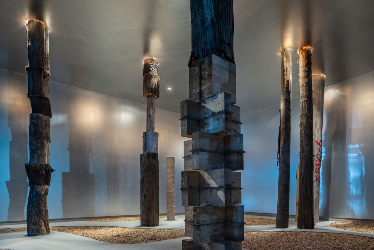 “社会課題”の可視化も意図し、人の都合で不要となった木々“困った木”を集めて“積み柱”とする建築を考案。短い会期を逆手に取って外壁には“稲わら”も用いる

ナノメートルアーキテクチャーによる、大阪・関西万博の「時木の積層（サテライトスタジオ東）」

©ToLoLo studio
詳細はリプライ欄の🔗から