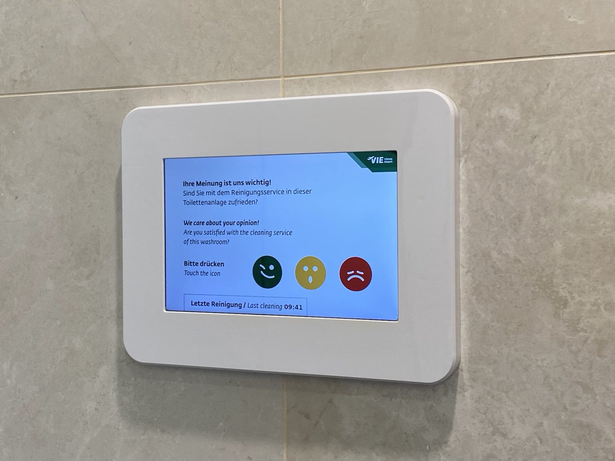 ヨーロッパの空港のトイレはどこに行っても出口にこれがあった。
情報収集の鉄則は「情動価が行動コストを超える」ことなんだけど、この位置であれば「マジ汚え！」と「マジ綺麗！」をしっかり拾えそう。
清掃回数の最適化もできるし、あとパネルがもう少しスタイリッシュなら完璧なのに。。。