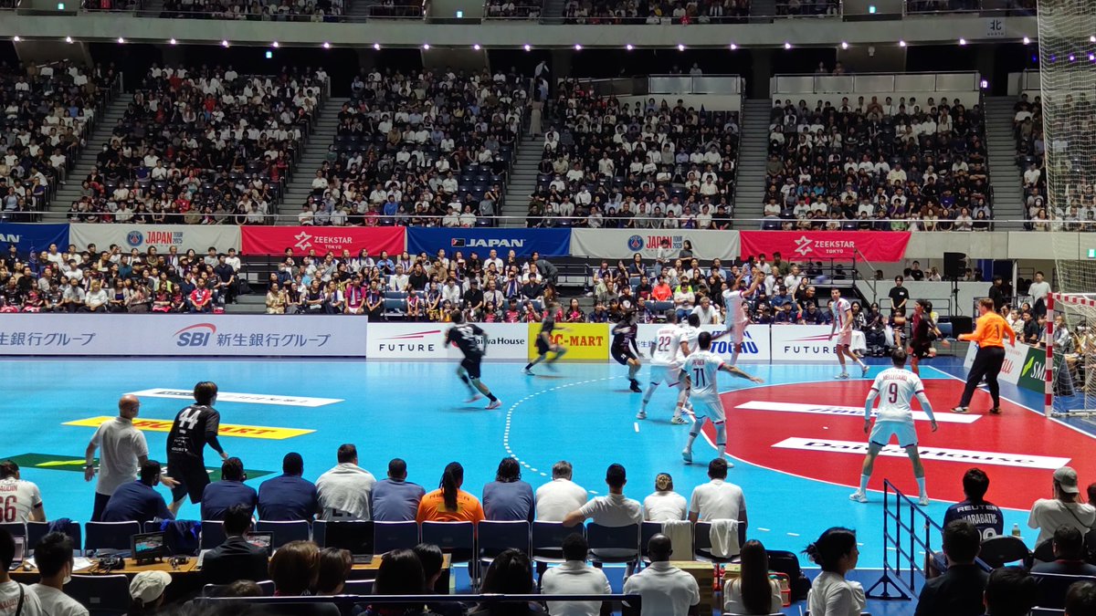 smile_ippai's tweet image. 毎年恒例になってほしいPSGHの日本凱旋。今年も参戦。
リーグHのプレーオフの倍近く入場者数。ジークスター東京は東江選手やベイク選手、玉川選手が出られない中、１点差。PSGHも16番GKがグリーン選手でなかったけれど。。
PSGHのフラッグ。試合終了でゴミ箱に山積み。。。。#PSGH
#ジークスター東京