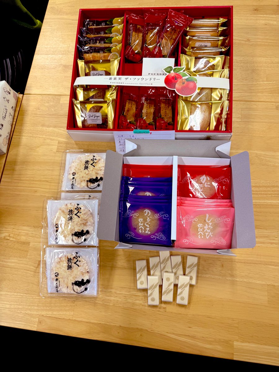 お盆休み明けの出勤、昨年度ラボを卒業された方々からも残暑見舞いが届いていたり、みんなのお土産があったりで、一気に気分があがります！
#残暑お見舞い申し上げます 
#まだまだ暑い
#群馬猛暑日