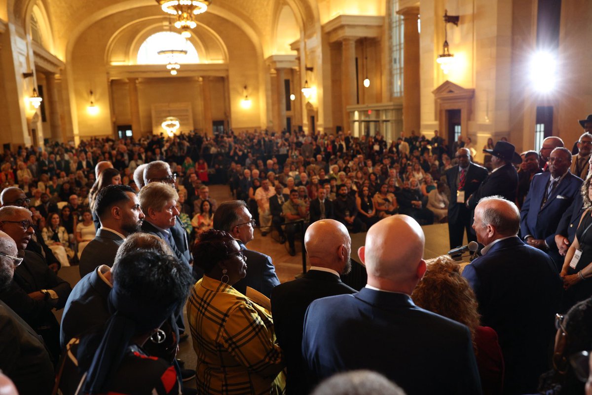 The biggest bipartisan show of support for any candidate in the race. Period.

Tonight, more than 200 former and current elected officials…Democrats, Republicans and Independents… endorsed <a href="/mikeeduggan/">Mike Duggan</a> as an Independent for governor because they know he will do what it takes to