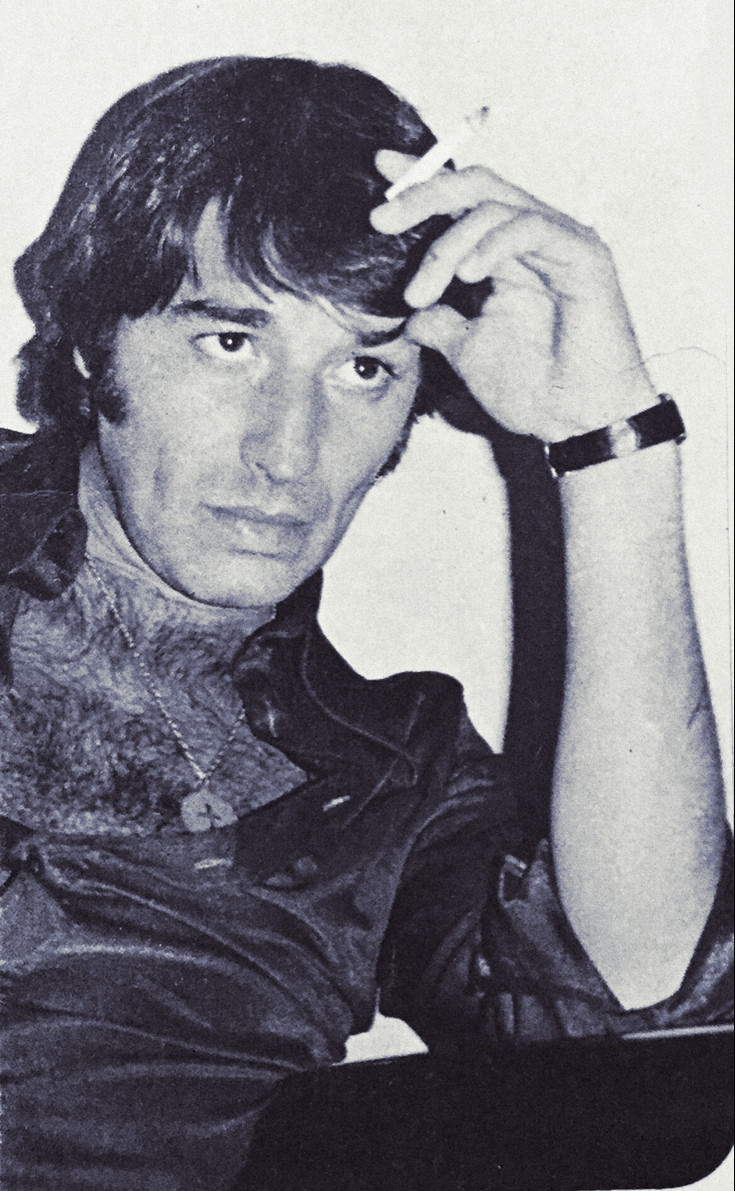 cara de tramposo y ojos de atorrante.