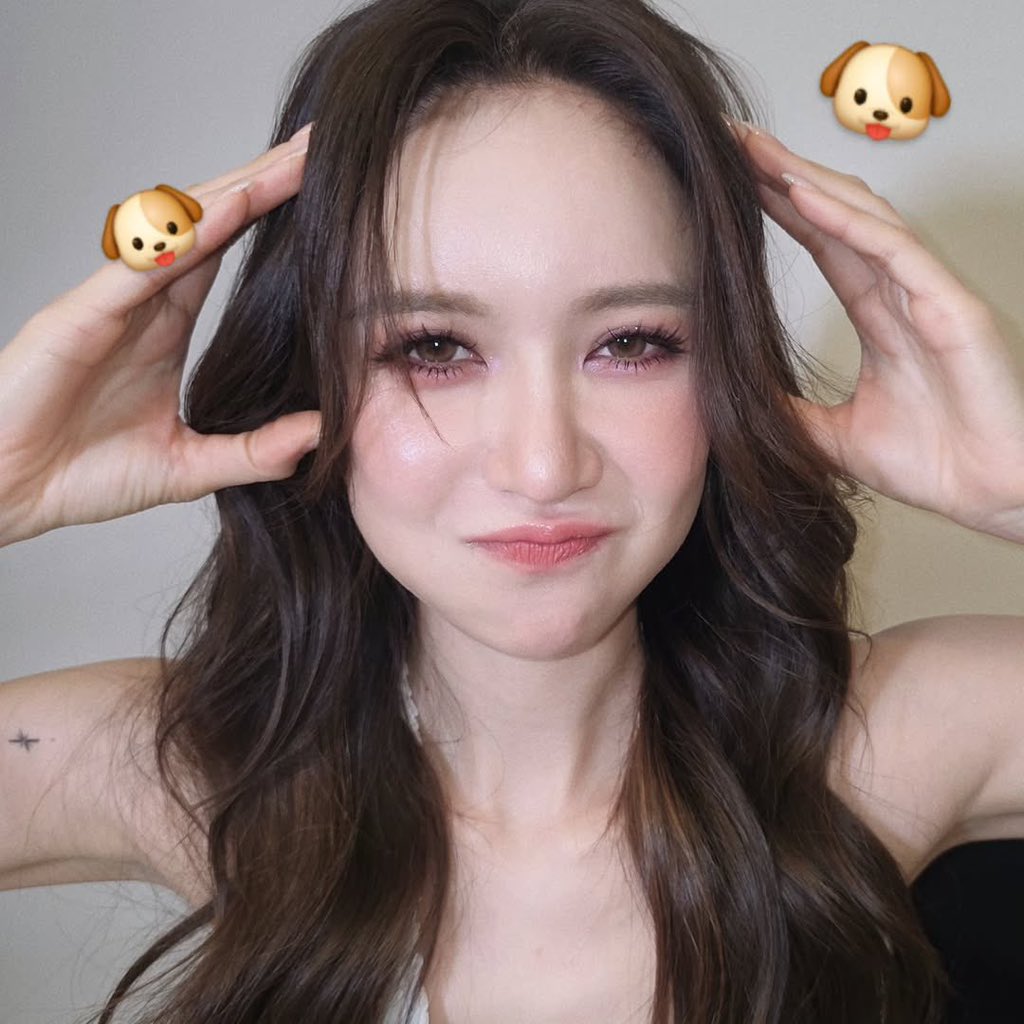 ตื่นมาเติมก้อนความน่ารักแต่เช้าเลยเยยอ่า วันนี้สดใสแยะ ดูชีทำสิ ยิ้มหวาน ตาแป่ว ปากตุยๆพร้อมตาลำไย ใจเหลวป้าไปหมดแล้วลูก น่ารักโคตรๆ ㅠ ㅠ 

IG NANNIRIN 600K
#600KSendLoveToJUNE