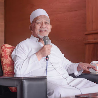 "Jangan kagum dengan orang yang di beri dunia, tapi kagumlah dengan orang yang istiqomah dalam beribadah"

(KH. Thoifur Mawardi)
Al Fatihah 🤲