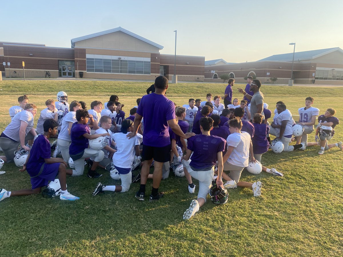 Coach_Sims_5's tweet image. Week 2 back to the process.#NEXTSTEP #DAYBYDAY special shout out to @coachmburnette for all the support.
@VandeventerMS @CWillVandy @CoachSwanVandy @CoachHowe75035 @DIANAMPARK3 @CoachDylHen