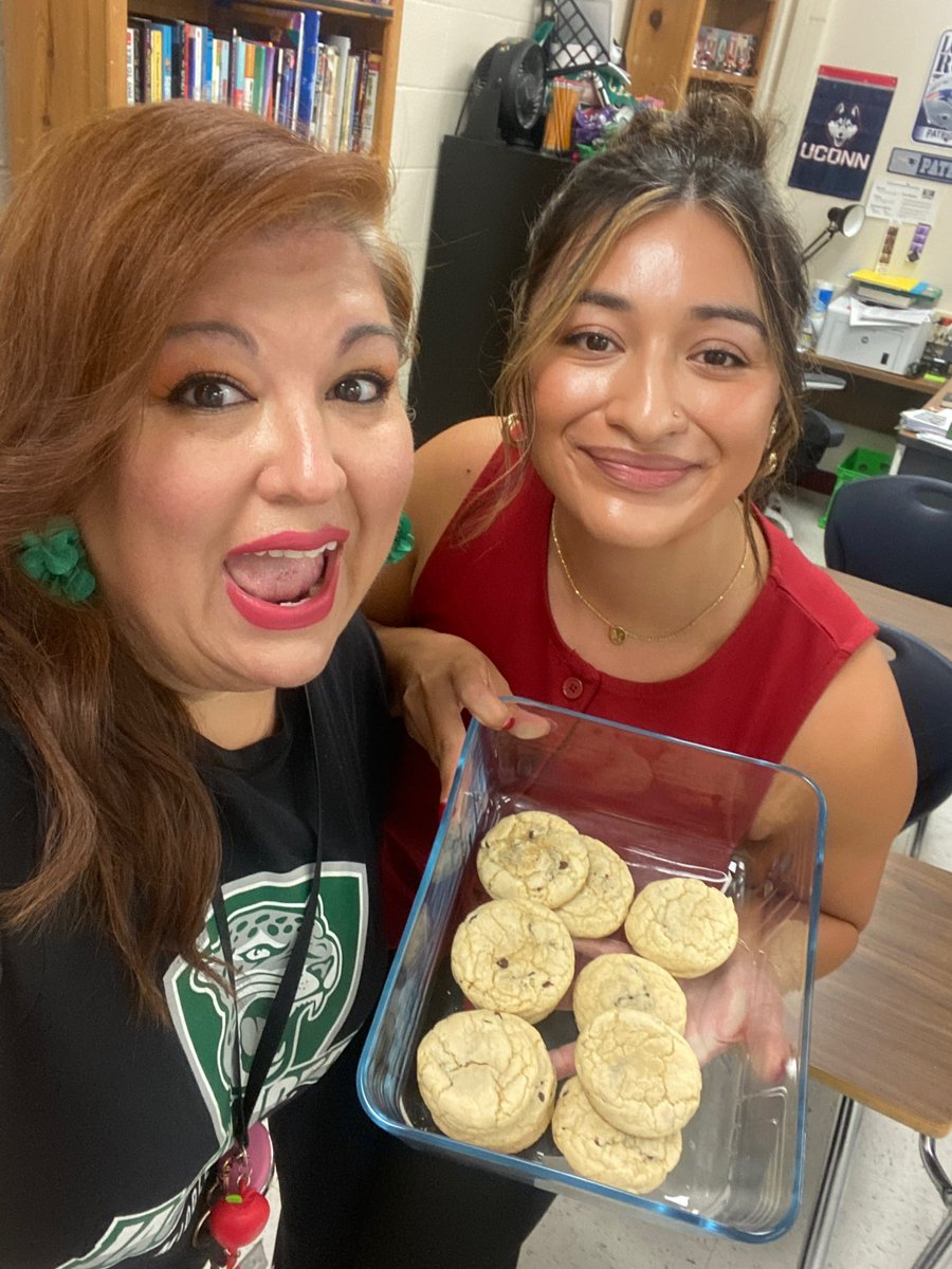 MsNavarro0's tweet image. Two of my favorite things: @mrs_gallardo and cookies!  #seventhGradeELA #workbestie #chocolateChip #TuesdayTreat