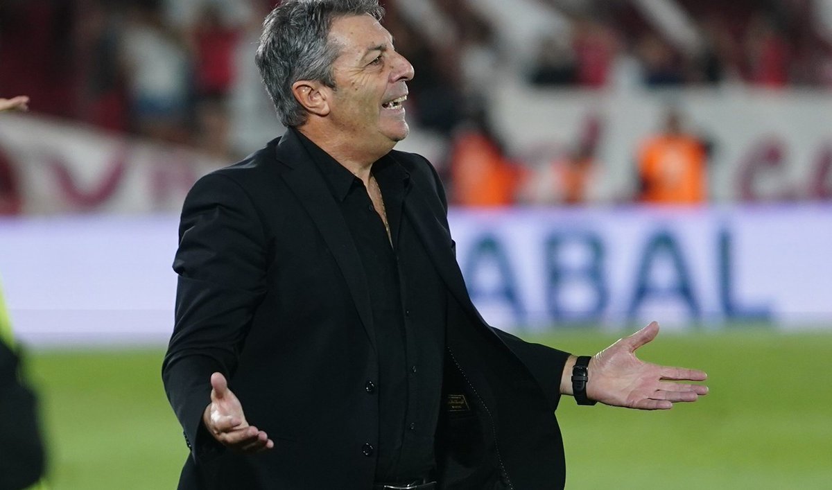 QDescender's tweet image. Jujujjujuj le echaron 3 a Huracán y Kudelka calladito.... 
Ahhh pero cuando juega contra Boca y cobran lateral dudoso,  Costas es buda al lado de él