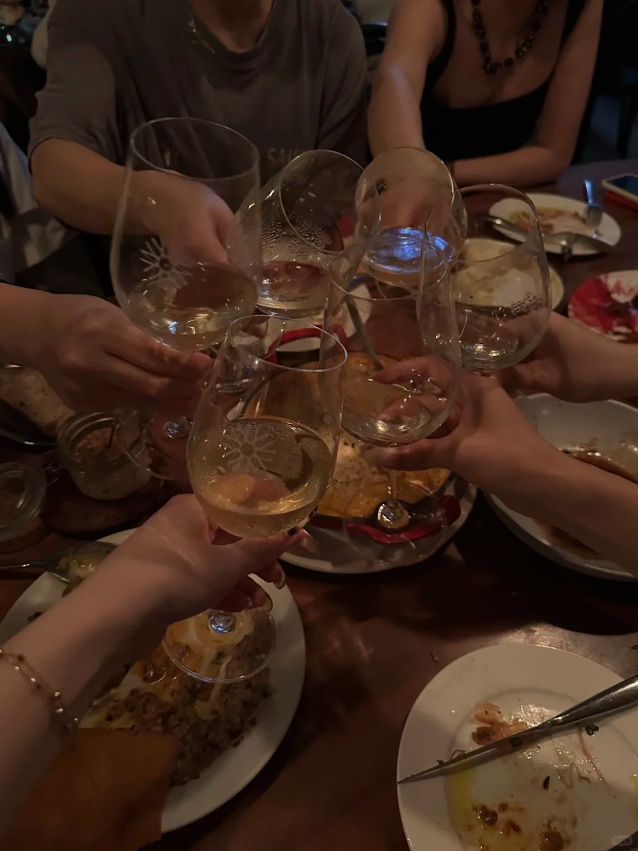 halisumar's tweet image. Dinner: where the magic happens with friends. ✌️🍽️