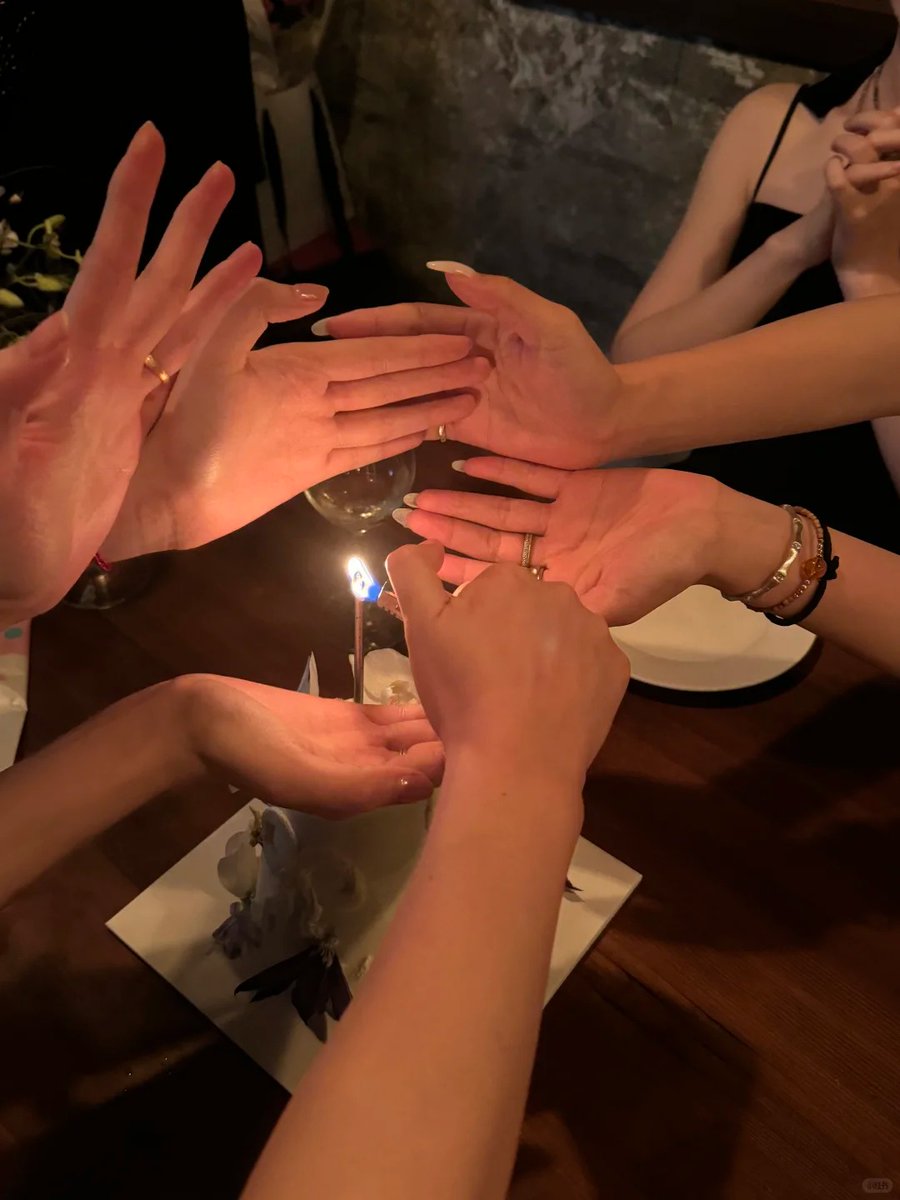 halisumar's tweet image. Dinner: where the magic happens with friends. ✌️🍽️