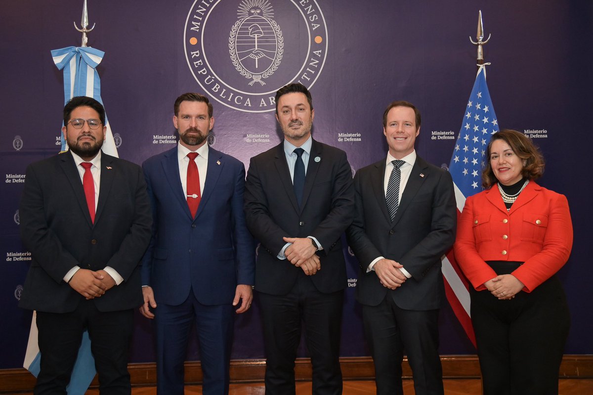 luispetri's tweet photo. 🇦🇷🇺🇸 En la previa del #SOUTHDEC25 recibí, junto a la Encargada de Negocios de la @EmbajadaEEUUarg Heidi Gómez Rápalo, a funcionarios estadounidenses que llegaron a la Argentina: el Sr. Roosevelt Ditlevson, Subsecretario de Defensa para la Defensa Nacional y Asuntos Hemisféricos; el Sr. Michael Jensen, Asistente Especial del Presidente y Director Senior para Asuntos del Hemisferio Occidental del Consejo de Seguridad Nacional; y el Sr. Joseph M. Humire, Subsecretario Adjunto de Defensa para Asuntos del Hemisferio Occidental.

Esta semana se llevará a cabo en nuestro país la South American Defense Conference, organizada por el @Southcom, este año, con nuestro @EMCFFAA_Arg como anfitrión. Es un espacio clave para afianzar alianzas de defensa sólidas y duraderas que son fundamentales para la seguridad en Sudamérica y en el Hemisferio Occidental, compartir experiencias, identificar soluciones y proyectar nuestra cooperación. Junto a máximas autoridades militares de la región, debatiremos sobre amenazas comunes y cómo fortalecer la colaboración entre Estados.