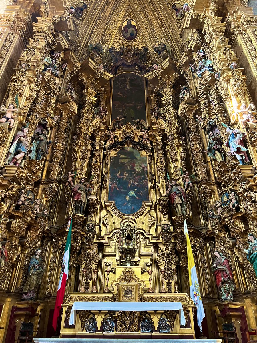 #Sabíasque en el altar de la Capilla Real de la Catedral Metropolitana existe una Custodia Monumental hecha de plata labrada y que pesa 387 kilos y mide más de 2 metros de altura? 
Fue realizada en 1924, para conmemorar el Primer Congreso Eucarístico y fue utilizada nuevamente