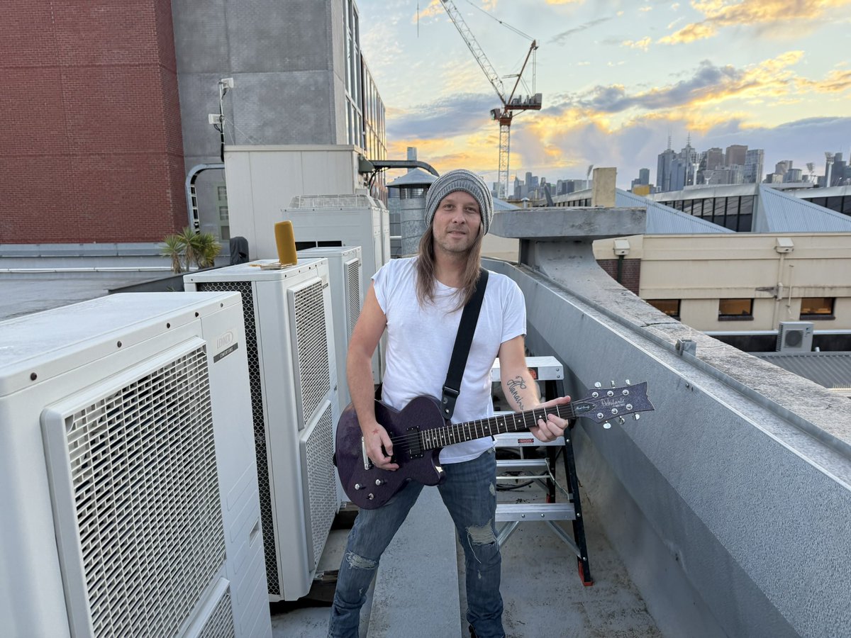BennyJayOnline's tweet image. Ahhh the things we do for the perfect shot…

In the middle of Melbourne’s freezing cold winter, standing on the edge of a high rise building, whilst balancing my guitar and singing - NO FEAR - We got the job done! 

#SweetAddiction #NewMusic #BennyJay #Spotify #Youtube…