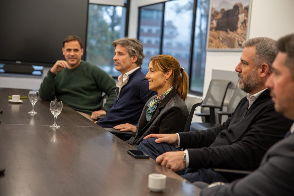 dievalen's tweet photo. Con el equipo de Tigre visitamos la planta de @vwargentina: vienen novedades con una fuerte inversión para la nueva Amarok en 2027. El mercado automotriz está pasando de 400.000 a 650.000 vehículos este año, por la baja inflación, la mayor oferta de modelos y la suba del crédito. https://t.co/lyyNZVLwgJ