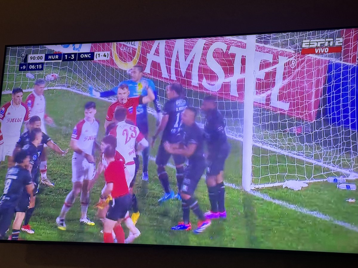 Qué raro que un equipo de fútbol Argentino, cuando pierde termine pegando (?)
#Huracan #Copasudamericana
