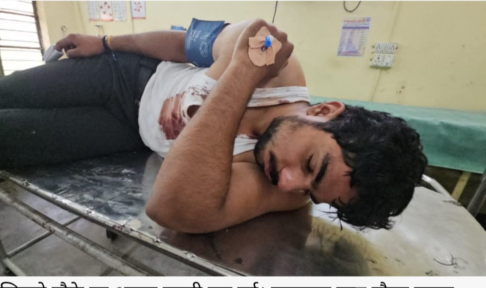 janwaniexpress's tweet image. 📍 रुड़की
➡️ कोर यूनिवर्सिटी में बीटेक तृतीय वर्ष के छात्र पर हमला
➡️ छात्रों के गुट ने लाठी-डंडों व धारदार हथियार से हमला किया
➡️ कॉलेज में प्राथमिक उपचार के बाद परिजन ले गए सरकारी अस्पताल
#Roorkee #CoreUniversity #StudentAttack #CollegeViolence #UttarakhandNews @haridwarpolice