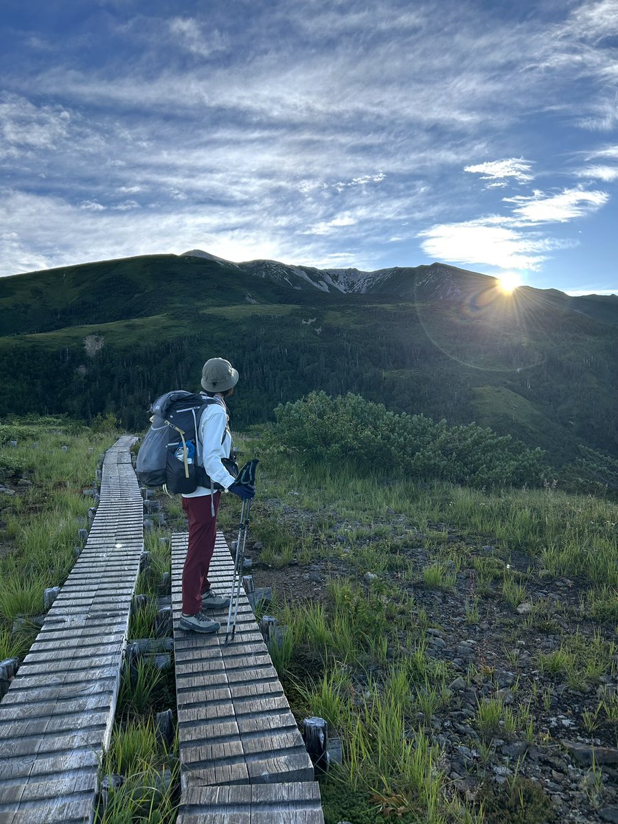 芝生にして良かったなーと思える時。山で汚れたテントを洗って乾かすには芝生に張るのが一番😊＃芝生 ＃TM9  ＃薬師岳 ＃北アルプス ＃テント泊