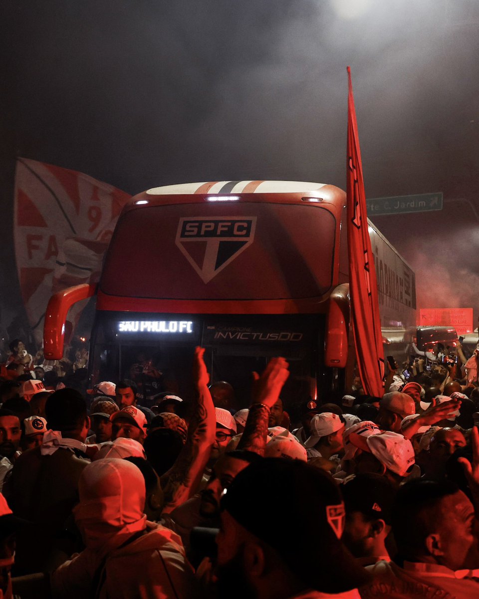 TricolorFollow's tweet photo. É o escudo mais lindo, o ônibus mais lindo e a torcida mais linda que existe no universo! https://t.co/oZ6hhL1xlh