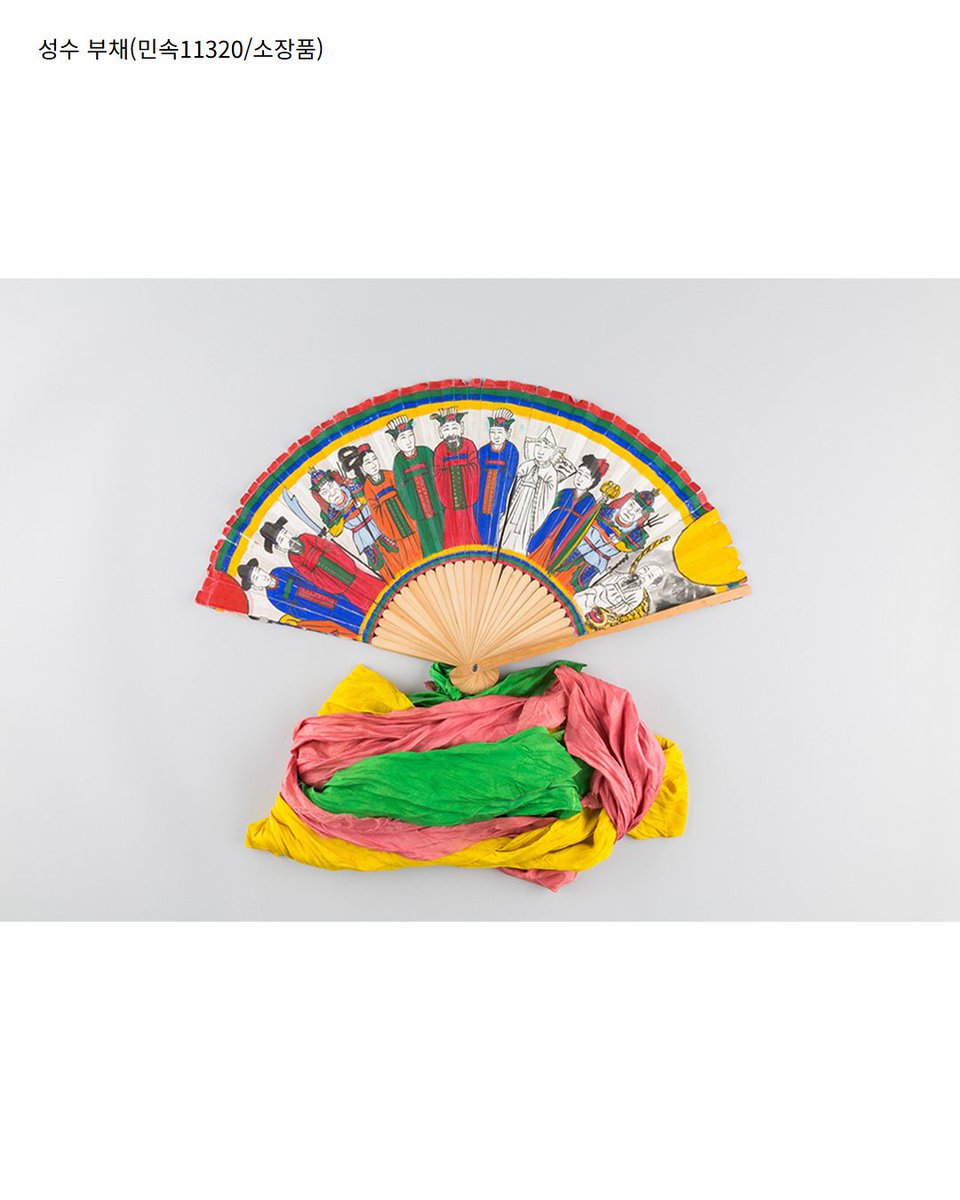 내 마음속 민속품 #35
세 자료의 우연한 만남!

때는 바야흐로 2016년 4월 6일. 서로 다른 이의 품에 있던 세 자료가 한자리에 모였습니다. <김수남을 말하다> 기증 사진 특별전에서 말입니다. 이들 자료는 무려 22년이란 세월의 간격을 두고서 박물관 품으로 왔고, 특별전에 함께 자리했습니다. 큰