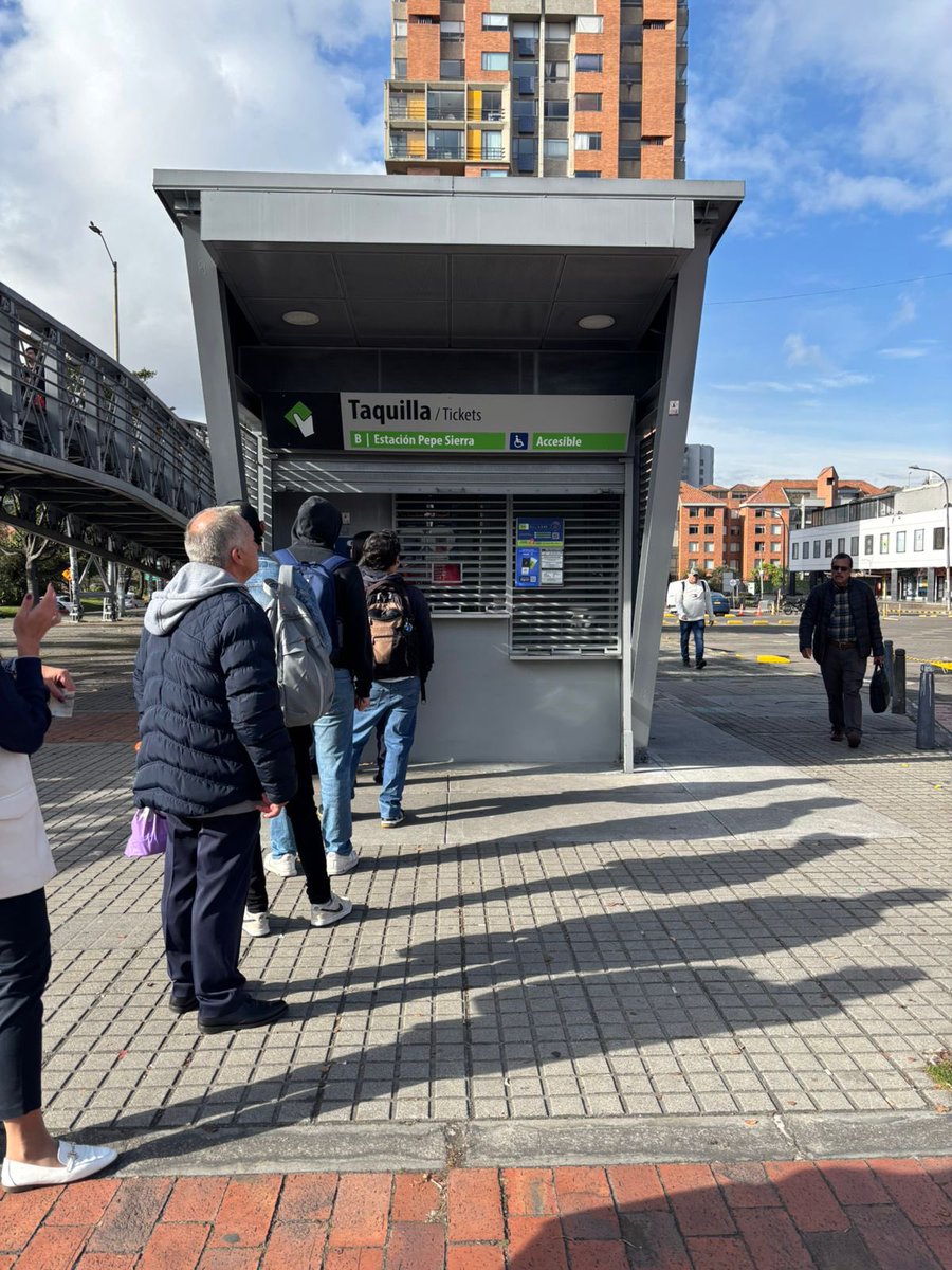 Juan David Quintero (@jd_quinteror) on Twitter photo Denuncia la ciudadanía que en la estación Pepe Sierra cada vez hay menos personal en taquillas o llegan tarde.
Eso obliga a usar máquinas que:
❌ No dan cambio
❌ Crean filas eternas
❌ No ayudan adultos mayores
Dicen que pasa en toda la ciudad.
¿Qué está pasando, <a href="/TransMilenio/">TransMilenio</a>? Denuncia la ciudadanía que en la estación Pepe Sierra cada vez hay menos personal en taquillas o llegan tarde.
Eso obliga a usar máquinas que:
❌ No dan cambio
❌ Crean filas eternas
❌ No ayudan adultos mayores
Dicen que pasa en toda la ciudad.
¿Qué está pasando, <a href="/TransMilenio/">TransMilenio</a>?